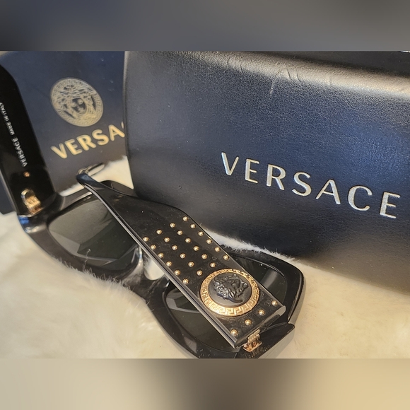 Black and gold Authentic Versace sunglasses - Picture 8 of 9